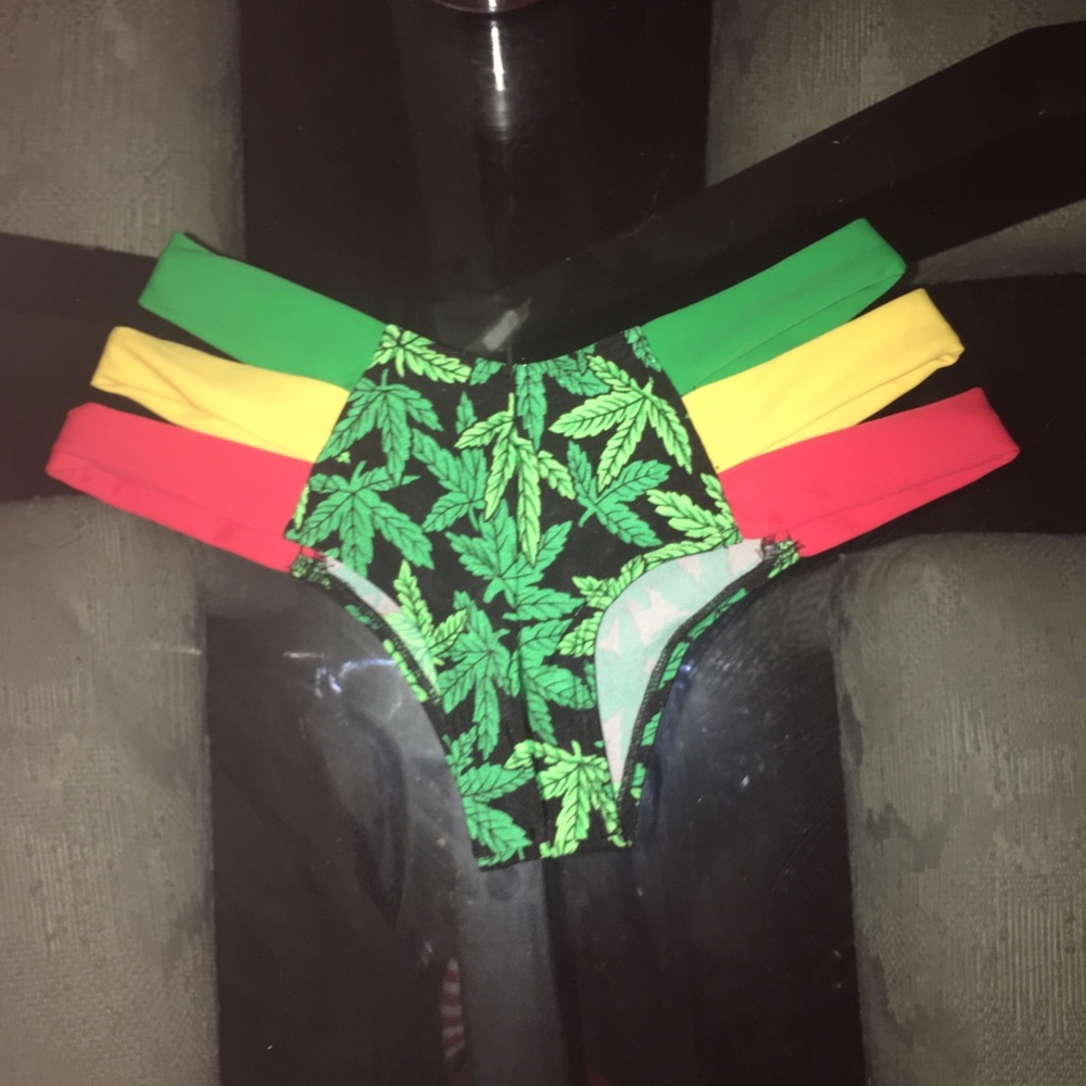 Cheekie bikini bottoms by montce size medium